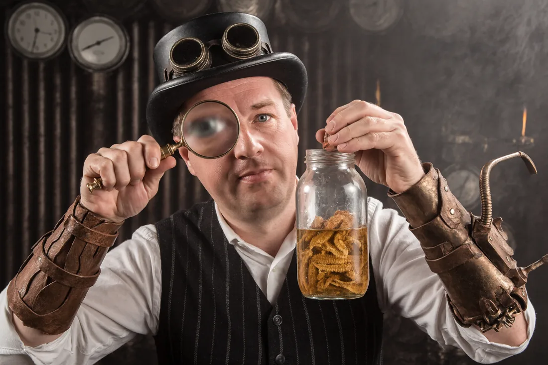 Александр Евстигнеев с лупой — разбирает цифры