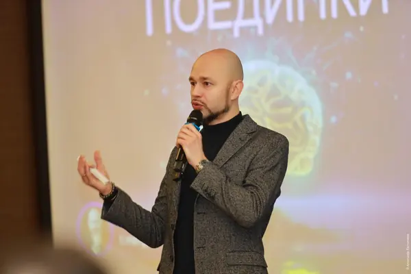 Спикер на фоне слайда